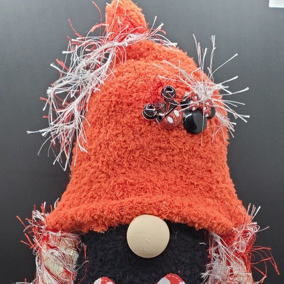 Heart Love Girl Gnome - Picture 2 of 4